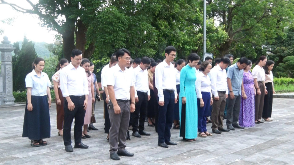 Đảng ủy, HĐND, UBND, Ủy ban MTTQ Việt Nam xã Khe Sanh dâng hương tại Nghĩa trang liệt sĩ